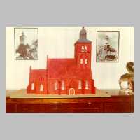 111-1057 Modell der Wehlauer Pfarrkirche. Hergestellt von den Sonderschuelern aus Kaltenkirchen. Das Modell steht im Wehlauer Heimatmuseum in Syke.jpg